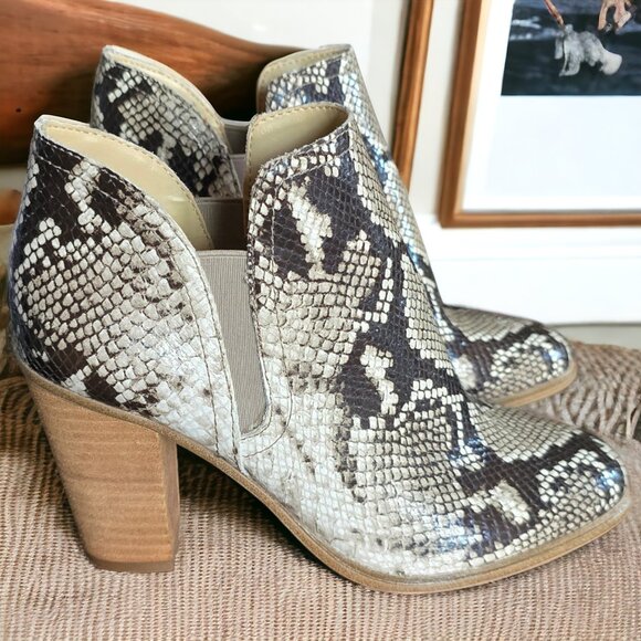NWT VINCE CAMUTO ( 8M) FAMHIDA LEATHER Snake Skin Booties - Picture 3 of 10